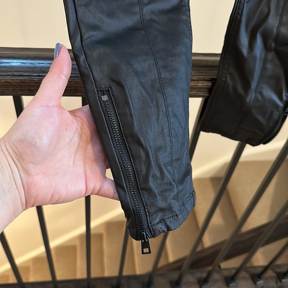 Calvin Klein Jeans - Picture 2 of 5